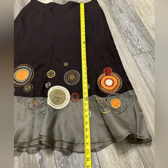 🛍️100% Linen and Silk trim Skirt with embroidered excellent condition. - Picture 4 of 8